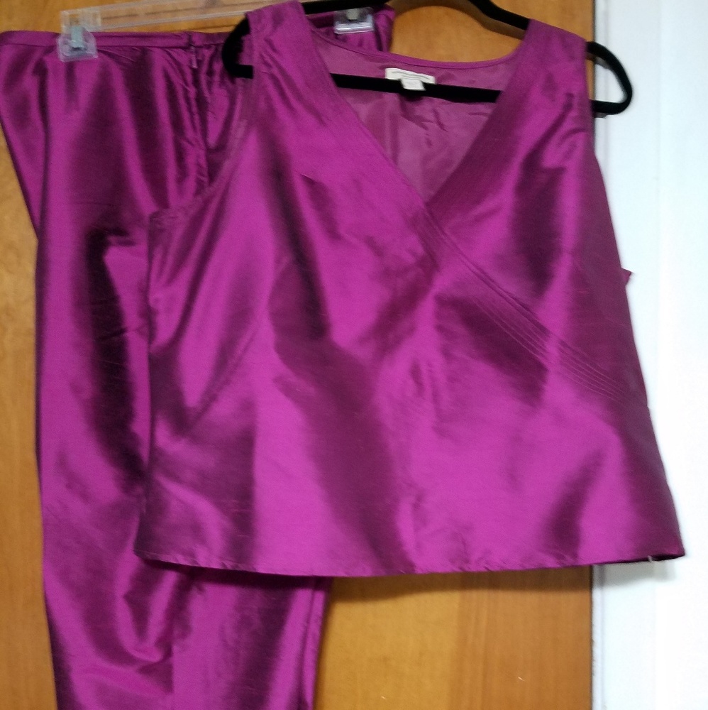 Two piece sleeveless top and capris length pants.